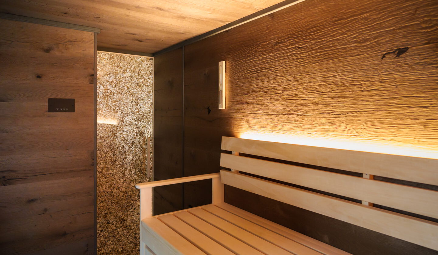 Individuelle Sauna nach Maß, Glastür mit Naturtapete Heu und Bergblüten
