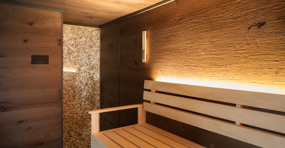 Individuelle Sauna nach Maß, Glastür mit Naturtapete Heu und Bergblüten