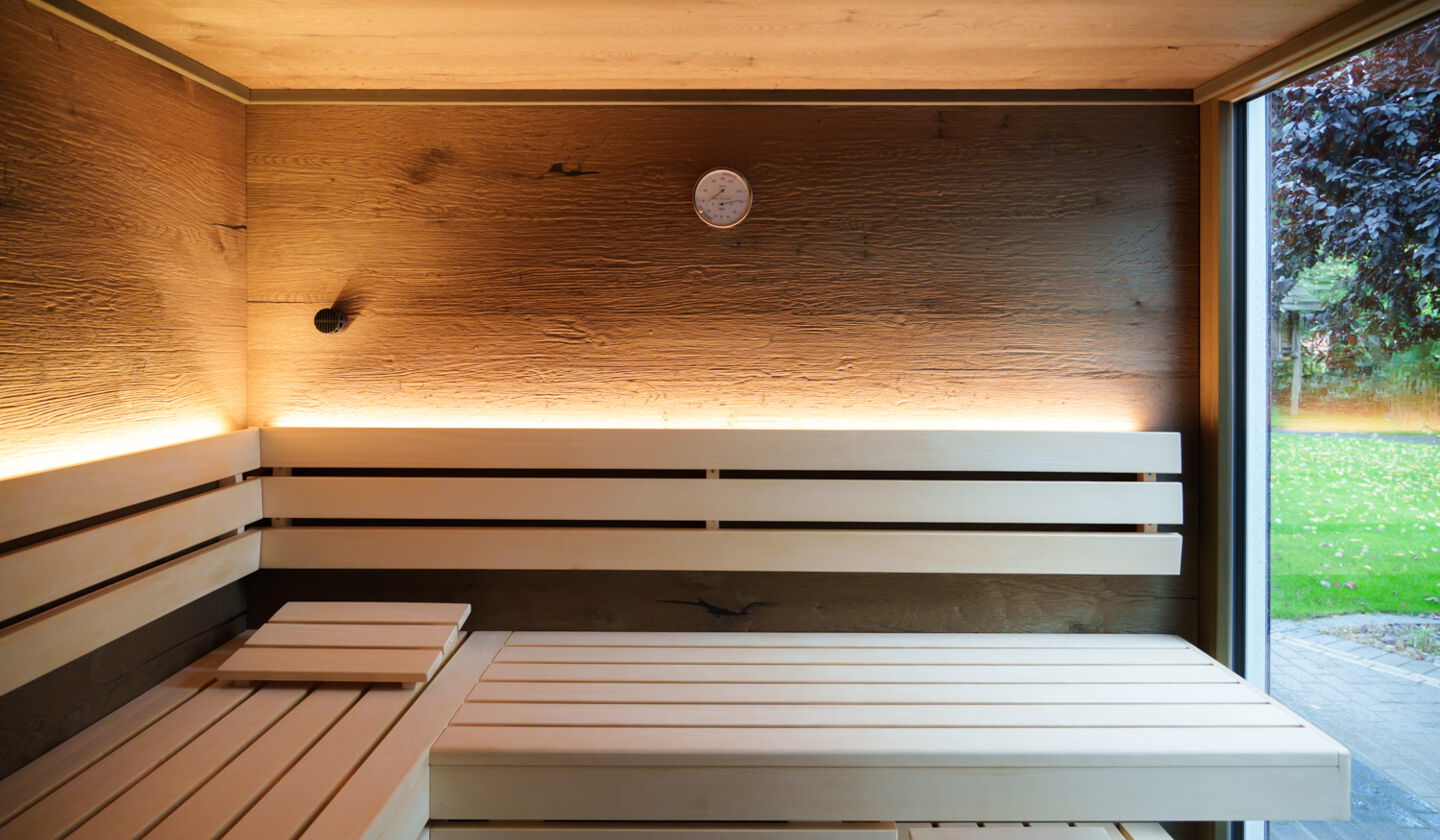 Individuelle Sauna nach Maß mit Panoramafenster in den Garten